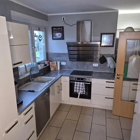 Schöne 3-zimmer-wohnung Mit Balkon Apartment