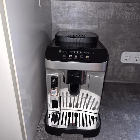 Schoene 3-zimmer-wohnung Mit Balkon Apartman *